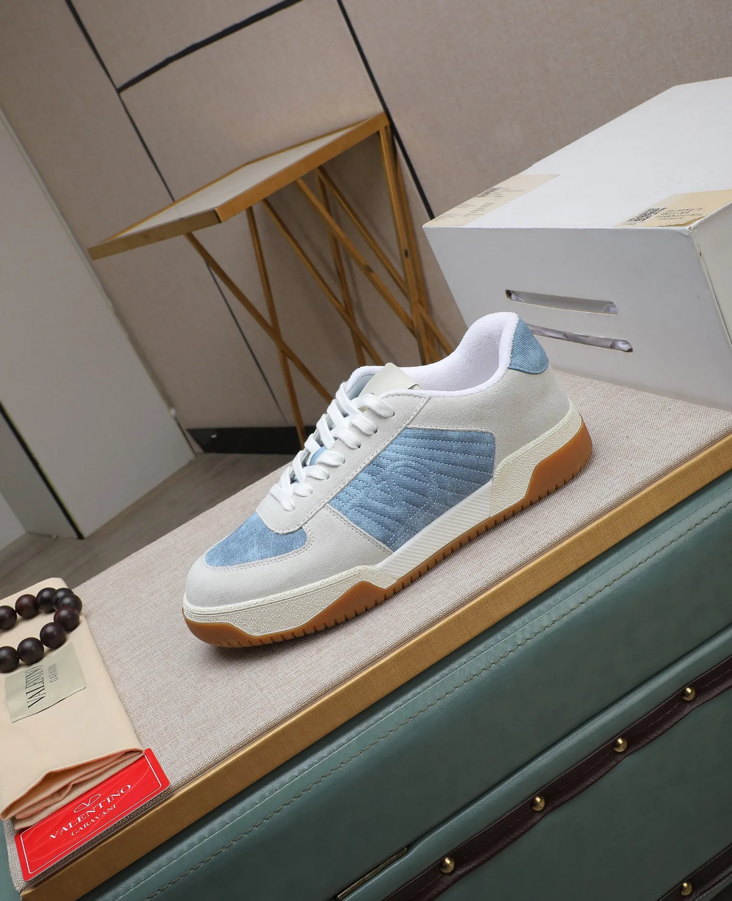 Men's shoes 💰740【Valentino】Couples model, size: Men's model 39-44 (45 customized) Valentino Valentino Couple model Joie de Jouer series Velcro Thick sole Bread shoes Couple model Casual sports shoes White shoes Original purchase and development Production Joie de Jouer series The style is simple but not out of style. The pure white base is paired with fresh green and soft beige, and the unique Velcro design highlights your personality. Every detail tells fashion and quality. Wear it, take a confident step, and start the trend journey. Delivered in exquisite packaging🛍📦 ▪️Material: Original custom imported first-layer cowhide ▪️Inner lining: Original custom made soft sheepskin lining ▪️Outsole: Original open-molded non-slip TPU material ▪️Sole thickness: 3.5CM
